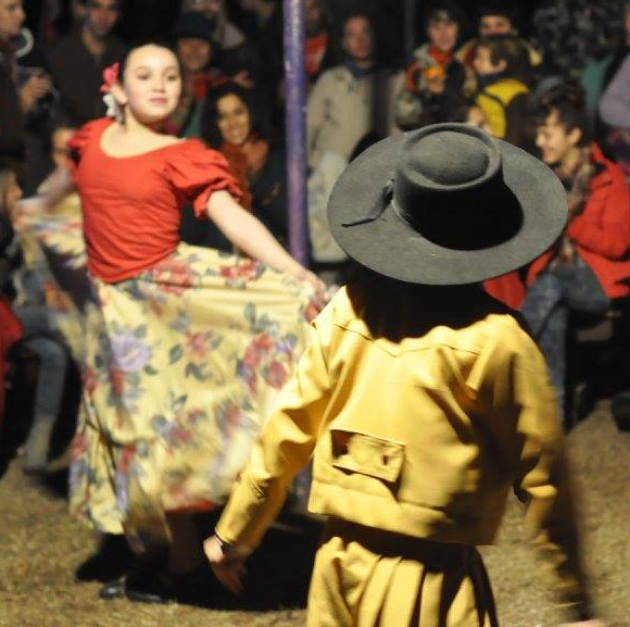 una pareja de nenes bailando folklore